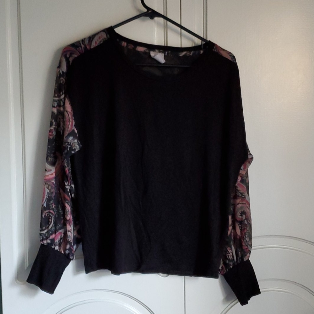 Long sleeve Paisley detail